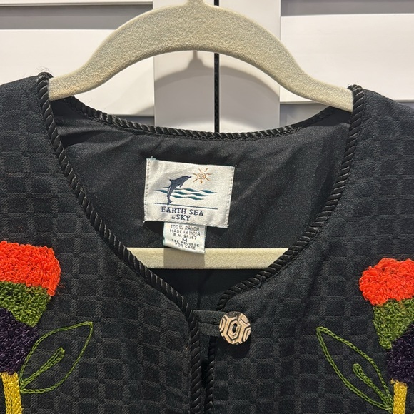 Earth Sea & Sky Vintage lined embroidered button down top with carved buttons. - Picture 6 of 10